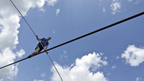 Byk Kanyon'u ip zerinde geen ilk kii olarak tarih yazan Wallenda, 450 metre ykseklikteki yry srasnda herhangi bir emniyet a ya da gvenlik halat kullanmad.