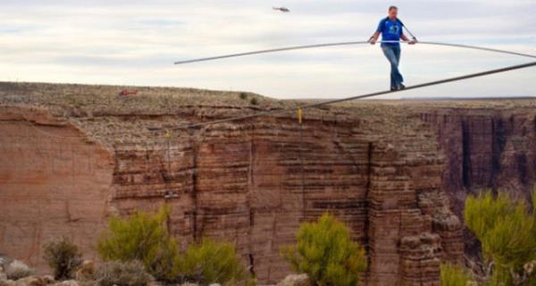 Yetenekli akrobat, yry srasnda kendisini tek endielendiren eyin, beklenmedik bir anda esen rzgar olduunu belirtti.