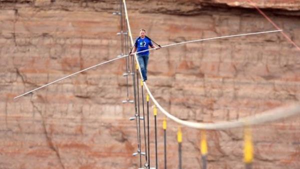 Nefes kesen gsterisi televizyonlar tarafndan canl olarak yaynlanan Wallenda, 426 metre geniliindeki kanyonu bir utan bir uca 22 dakika 54 saniyede geti.