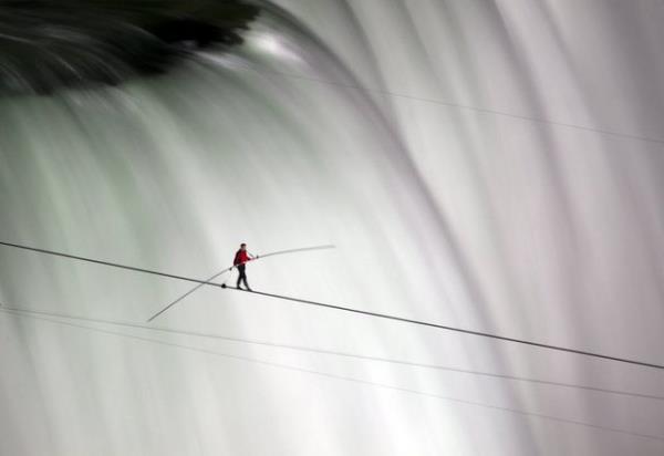 Wallenda, getiimiz yl da Niagara elalesi'nin ip stnde geen ilk insan olarak tarihe gemiti.