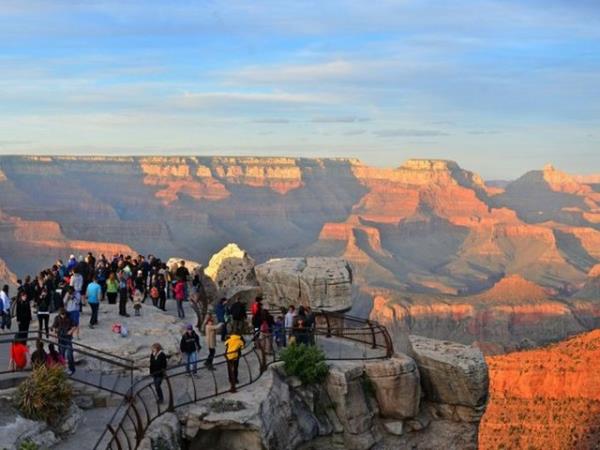 Rzgar nedeniyle iki kez durmak zorunda kalan ip cambaznn elinde sadece dengesini salamak iin kulland 20 kilo arlnda uzunca bir ubuk vard.