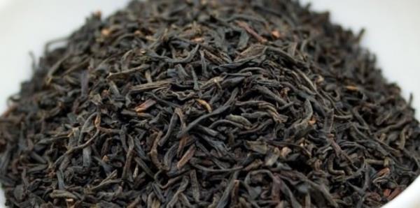 Siyah ay yine az kokusunu gidermek iin kullanlabilir. Siyah ay polifenoller olarak adlandrlan gl antioksidanlar iermektedir. Bu antioksidanlar dilerde oluan plaklar nleyerek az kokusuna yol aan birok sorunu ortadan kaldrr.