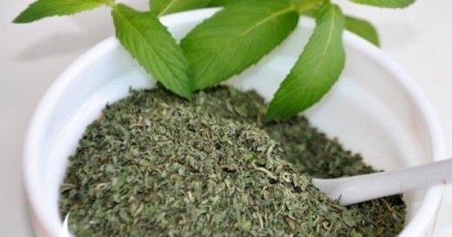 Nane ay az kokusuna kar en etkili zmlerden biridir. Gl bir antiseptik olan nane bakterileri temizler ve az hijyeni salar. Nane ya da ayn etkiyi salar ancak nane yann az yoluyla alnmas toksik etki yaratt iin kesinlikle yutulmamaldr.