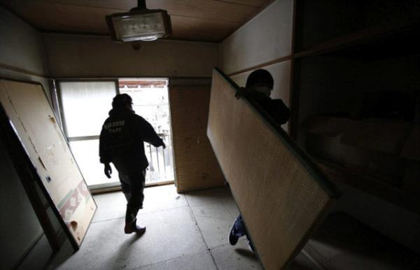 Ev, sanki orada hibir ey olmam hale getirildikten sonra...