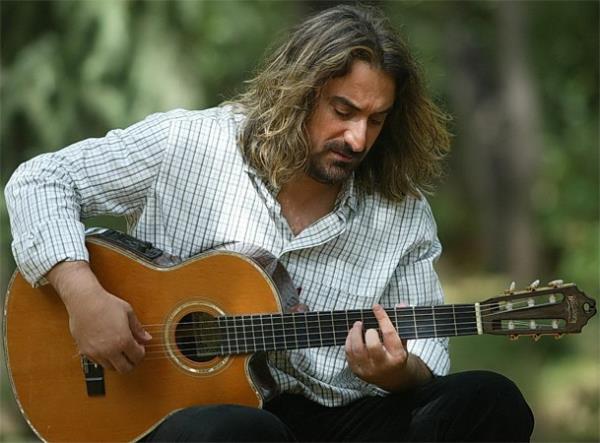 Volkan Konak: Kbrs'ta sahne almay tercih edenlerden. Konak, sevilen arklaryla bayramn son gn Nuh'un Gemisi Hotel'de olacak. Kazanaca cret ise 80 Bin TL