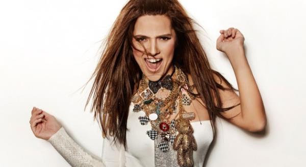 Demet Akaln: Konser maratonuna Kartal Belediyesi'nin dzenledii etkinlikle balad. kinci gn Bodrum Dedikodulu'da, nc gnse zmir Camelot'ta sahneye kt ve 60 Bin TL kazand.