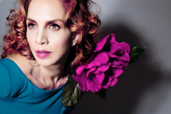 Sertap Erener: Cuma gn Palmarina Bodrum'da sevenleriyle bulutu. Konser cretsiz.