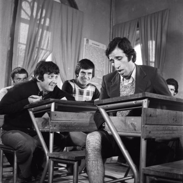 Kemal Sunal, Halit Akatepe ve Tark Akan, Ertem Eilmez'in ynettii "Hababam Snf" ekimlerinde, 1975.