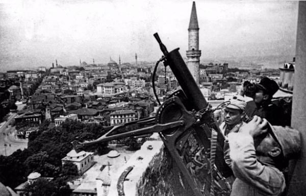 kinci Dnya Sava srasndaki tatbikatta Ayasofya'nn minaresine konulandrlan askerler, 1940.