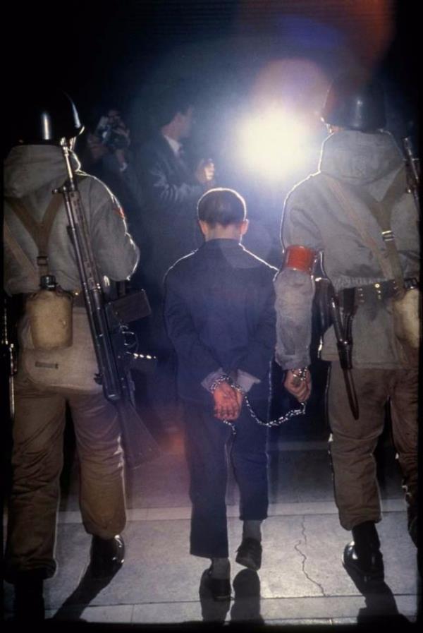 12 Eyll Trkiye&#8217;sinde 12 yandaki Ahmet isimli ocuk, askerler arasnda zincirli kelepe ile adliyeye getirilii, 1984.