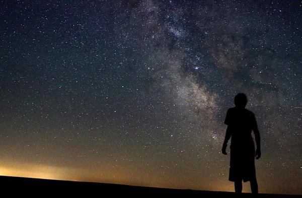 4. "Gece ne kadar karanlksa, yldzlar o kadar parlaktr. Derdin ne kadar bykse, Tanr'ya o kadar yaknsn."