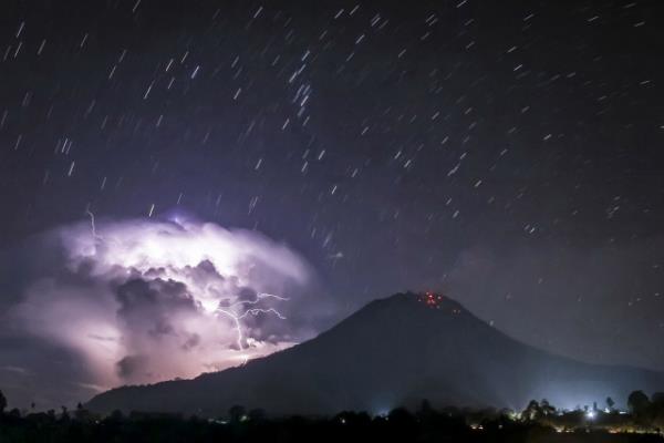 Sinabung Yanarda`nda patlama
