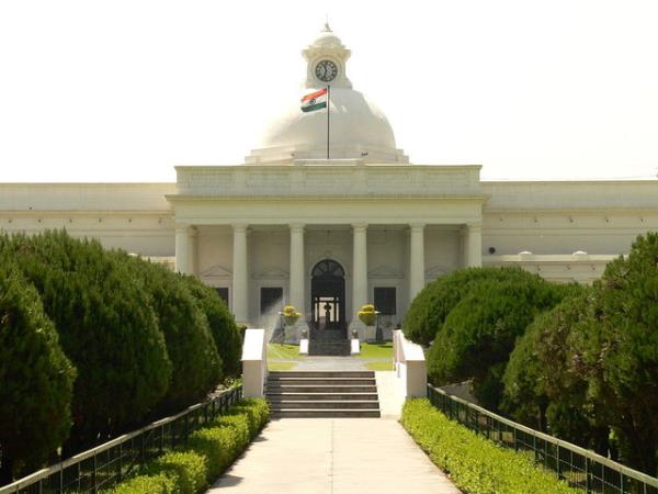 48- Indian Institute of Technology Roorkee<br>  Hindistan