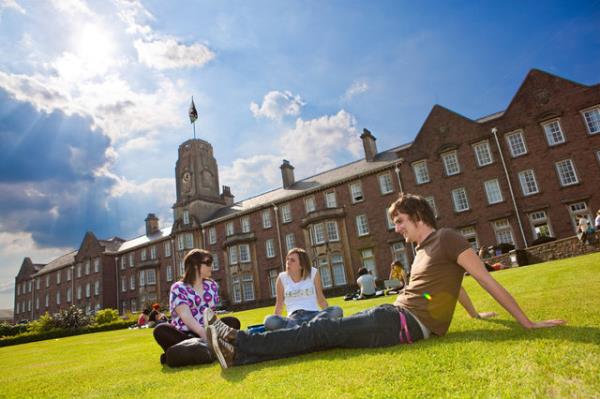 &#8216;BRICS ve Gelien Ekonomilerde En yi niversiteler 2016&#8217; listesinde geen yl ilk 10&#8217;da yer alan Trk niversiteleri, bu sene ilk 10&#8217;a giremedi. Listenin srprizi ise in oldu.  te en iyiler...