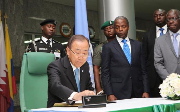 Trkiye'nin yan sra dnyada nde gelen liderlerin imzalar dikkat ekiyor. te BM Genel Sekreteri Ban ki-Moon