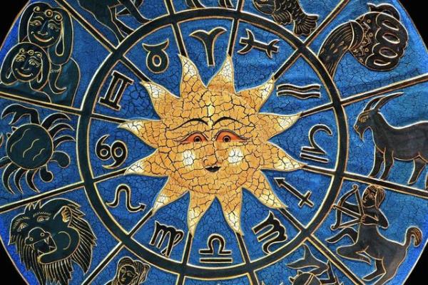 Bilgisi olmasna bile gerek yok, bilmedii her eyde de fikri vardr.