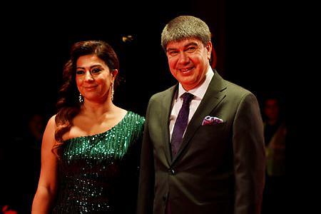 AKM Aspendos Salonunda dzenlenen dl trenine Antalya Bykehir Belediye Bakan Menderes Trel, Antalya Bykehir Belediye Bakan Menderes Trel'in Ei Ebru Trel, AK Parti Antalya Milletvekilleri brahim Aydn, Atay Uslu, sanatlar ve davetliler katld. Sanatlar geleneksel hale gelen krmz halndan yryerek salona geldi.