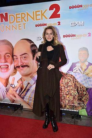 Sanatlar geleneksel hale gelen krmz halndan yryerek salona geldi. Antalya Kltr Merkezi'nde (AKM) dzenlenen dl treninde sunuculuu oyuncu Ebru Cndbeyolu yapt.