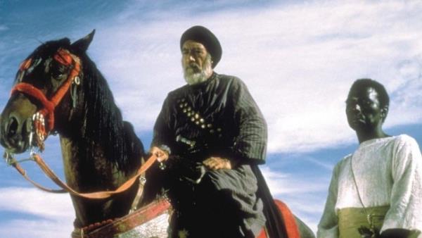 Dr. slam Yldrm ise besinlerin kimyasal enerji ve vitamin, mineral, protein ve elektrolitlerden oluan temel yap talar olarak ele alndn, ancak buna pozitif iyonlarn da eklenmesi gerektiini belirtiyor. &#8220;Yemekten nce ve sonra tuz yemek vcut iin pozitif iyon salar. Bu nedenle yemee tuzla balamak toklua neden olur&#8221; der.