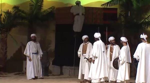 Rivayetler, Hz. Muhammed&#8217;in bir hurma tanesini bile ayakta yemediini, bir ey yiyecek olduunda, nimete ve o nimeti baheden Allah&#8217;a hrmeten mutlaka meldiini bildiriyor. Mamafih kk istisnalar hari Osmanl saray ve konaklarnda bile Tanzimat dnemi Batllama srecine kadar yemek masada deil, sofrada yenilmitir.