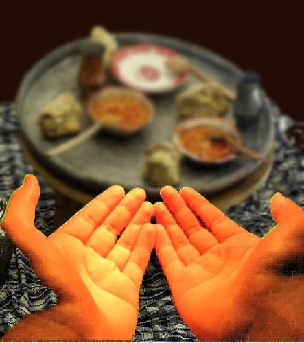 Modern yaamn dayatt bireycilik sofrada da kendini gsteriyor. Ayakst attrmaya indirgenen yemek kltr, sofrann ortasna konularak birlikte yemekten, ayr tas ve tabaklara tand. Hz. Muhammed bn-i Abbas&#8217;tan gelen bir rivayetinde yle buyurur: &#8220;Bereket yemein ortasna iner. yleyse kenarlardan yiyin, ortadan yemeyin.&#8221;