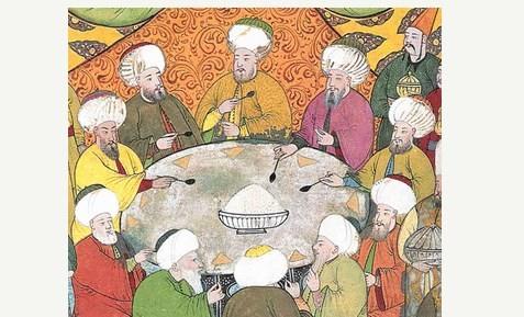 Hz. Muhammed sabah ve akam yemek yerdi. Ancak le yemei yediine dair hibir rivayet yoktur. Ayrca birok kaynak leyin yemek yemenin Hz. Muhammed devrinde olmadn belirtir. Kaynaklar bize Osmanl saraylarnda da iki n yemek ktn, birine kuluk taam, dierine ise akam taam denildiini aktarr. Kuluk yemei sabah namazndan bir mddet sonra, akam yemei ise gn batmnda yenirdi.