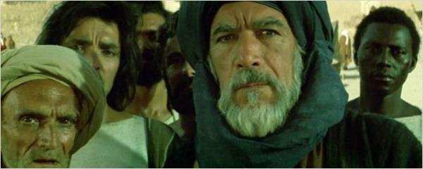 Hz. Enes&#8217;in anlattna gre, Hz. Muhammed halen kylerde olduu zere, yemeini yer sofrasnda yemekteydi. &#8220;Ben Rasullullah&#8217;n ne tahta sofra zerinde yemek yediini, ne de yemek masas zerinde yemek yediini hatrlamyorum.&#8221; Enes&#8217;in bu szn rivayet eden Katade&#8217;ye &#8220;Peki neyin zerinde yemek yiyorlard?&#8221; diye sorulmutu. &#8220;Sofralar zerinde&#8221; diye cevap verdi.