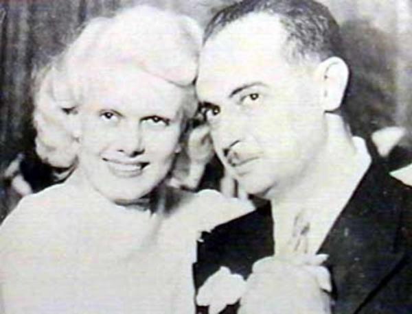"BLYORSUN K SON GECE BR KOMEDYD" Dnyann 1930'lardaki seks sembollerinden 21 yandaki Jean Harlow, stdyo yneticisi ve kendinden iki kat yal Paul Bern ile evleneceini akladnda hayranlar oka uramt.
