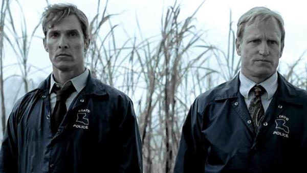 9 "True Detective"<br>Her sezon farkl bir kimlie brndn bildiimiz True Detective'in 2. sezonu ilk sezonun glgesinde kalsa da iyi bir sezon geiren diziler arasndaki yerini korumaya devam ediyor.