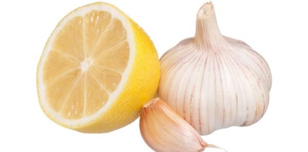 Sarmsak ykanmadan ve ezilerek limon suyunun iine koyulacak,kavanozun kapa skca kapatlacak.<br>  25 gn boyunca normal lk bir yerde saklanp hergn alkalanacak. (sarmsaklar iyice erimi olacak)