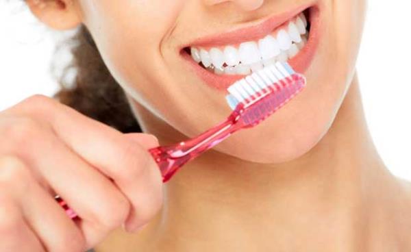 ok Fazla ve ok Sert Fralamak<br>Zorlu lekeleri gidermek iin dilerimize birer amar muamelesi yapmaktan kanmalyz. yle ki bir oumuz dilerimizi ne kadar ok ve sert fralar isek o kadar beyaz olaca gibi bir dnceye kaplrz. Ancak bu dnce olduka yanl olmasnn yan sra dilere zararl bir hareketten teye gemeyecektir. Dileri sert bir ekilde fralamak di minesine zarar verir ve di hassasiyetine neden olur. Gnde 3 kez, ideal fralama saysdr.