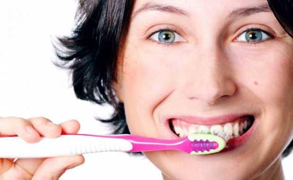 Ayn Blgeyi Fralayarak Balamak<br>ou insan fralamaya hep ayn blgeden balar ve fralama srasnda tekrar ve tekrar o blgeleri fralar durur. Bu nedenle zamanla bu blgeler ile az fralanan blgeler arasnda gzle grlr farklar oluabilir. Bu nedenle dilerinizi fralarken farkl blgelerden balamay, kolay ulaamadnz blgelere de zen gstermeyi ihmal etmeyiniz.