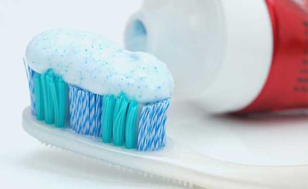 Yanl Kl Yapsnda Fra Semek<br>Fralar genelde deiik tipte kllara sahiptir. Bazlar dik kllara sahipken bazlar eimli kllara sahiptir. Peki hangisini semeliyiz? Uzmanlara gre her ikisini de semeliyiz. Di framz dik kllara sahip ise, bir sonraki di framz apraz kllara sahip olmaldr. Bir dier konu ise di frasnn sertliidir. Ne kadar sert o kadar iyi algs olduka byk bir yanlgldr. Dilerinizin ihtiyac olan kl yapsn semek iin doktorunuza bavurmanzda fayda var.