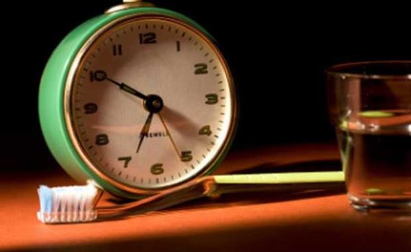 Yeterince Sk ve Uzun Sre Fralamamak<br>Doktorlar gnde en az iki kez fralamann gerekli olduu kansnda. Bu nedenle dilerimizi gnde 2-3 kez fralamay unutmamalyz. ki fralama arasndaki sre ne kadar artarsa dilerimizde oalan bakteri says da o kadar artacaktr. Bu nedenle fralama zamanlarn iyi ayarlamalyz. Ancak ka kere fralarsak fralayalm, ksa sreli fralamalar pek bir yarar getirmemektedir. Bir oumuzun di fralama sresi 1 dakikay gemiyor olsa da bu sreyi en az 2 dakika olarak ayarlamamz  gerekmektedir.