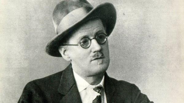 James Joyce<br>James Joyce piyano alp bir yandan da insanlar elendirmek iin ark sylyormu. Dubliners yaynlanana kadar bu ile megul olan yazar hayli alp sylemi olmal nk Dubliners baslmadan nce tam 22 kez reddedildi.