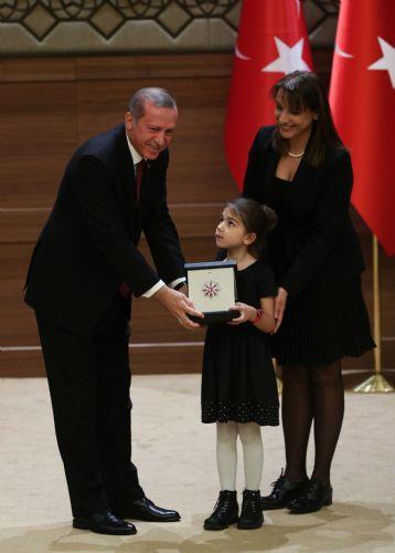 Konumalarn ardndan Cumhurbakan Erdoan, tek tek dlleri takdim etti.