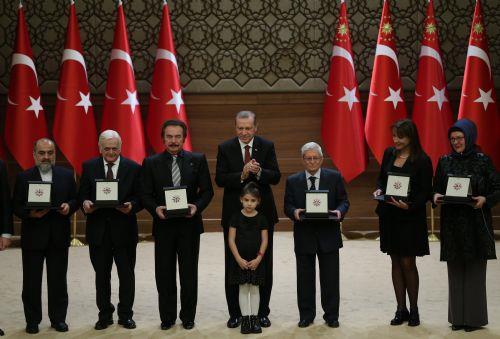 Trende dle layk grlen isimlerin biyografilerini ieren tantm filmleri izlendi.