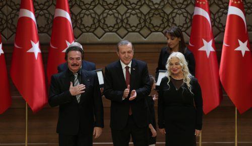 Ardndan dle layk grlenler krsye gelerek birer teekkr konumas yapt.