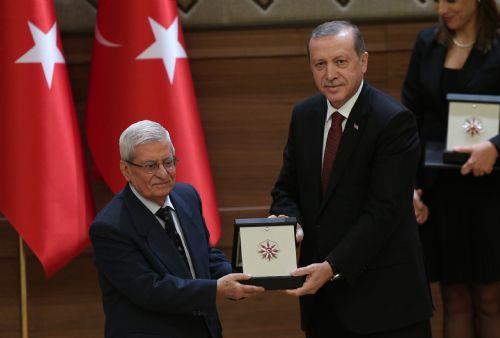 edebiyat alannda 'Gl yetitiren adam' Rasim zdenren'e,