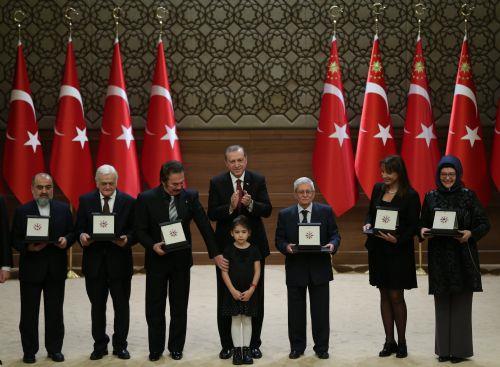 '2015 yl Cumhurbakanl Kltr ve Sanat Byk dlleri', Cumhurbakan Recep Tayyip Erdoan'n himayesinde Cumhurbakanl Klliyesi'nde dzenlenen trenle sahiplerini buldu.