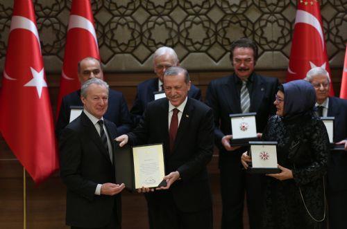 'Kltr ve Sanat Vefa dl' ise merhum mtefekkir Cemil Meri'e takdim edildi. (HA)