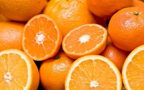 Portakaln genel salk faydalarn artk pek oumuz biliyoruz ama yle bir genel tekrarna bakarsak, nemli bir C vitamini kayna olduunu ve salk asndan bize byk destek verdiini unutmamak gerekir.