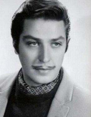 <p><b>EN YAKIIKLI KT ADAM</b></p>    nder Somer, aslnda jn rol oynayabilecek fiziksel grnme sahip bir 'kt adam'd. Genellikle filmin 'esas kzn' ak olduu sevgilisinden ya da einden ayran gzem gzlerini ve bebek yzn kullanarak ktlk yapan salon erkei rollerinde kamera karsna geti. Seks filmleri furyasnn balad dnemde sinemay brakt. 1997 ylnda geirdii bir trafik kazasnda yaamn kaybetti.