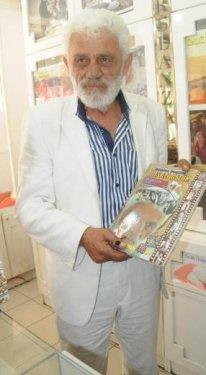 Ben de kitap satarak geimimi salyorum. Gzel aabeylerim de kyor ve 50 liraya kitab alyor. Yeilam'n eski tad tuzu yok. Bizler unutulduk. Ben de bu kitaplar datarak niversite eitim alan kzm okutup, geinmeye alyorum."