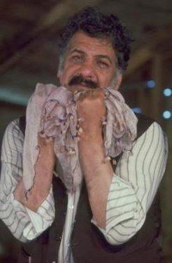 lk eiyle evli olduu yllarda dnemin nl ynetmeni Elia Kazan vastasyla Hollywood'dan iyi bir teklif ald. Ama eine kanser tehisi konulunca bu teklifi reddetti. Ona teklif edilen rol daha sonra kabul eden mer erif ise dnya sinemasnn en nl aktrlerinden biri haline geldi.