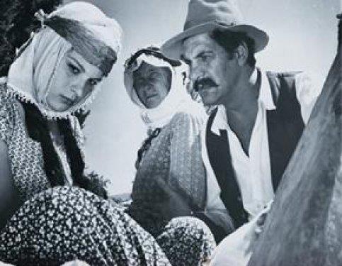 <p><b>SNEMAYA YUMRUKLARIYLA GRD</b></p>    Yeilam'n en 'babacan' kt adam olan Erol Ta, sinemaya tamamen bir tesadf sonucu girdi. Kk yata babasn kaybettii iin hamallk, tezgahtarlk dahil bir ok ite alan Ta, bir ara boksrlk de yapt. Hatta 1947'de hem stanbul hem Trkiye birincilii kazand. Sinemaya adm atmas da 'yumruklar' sayesinde oldu. Ltfi Akad'n film ektii blgede iten kaytarp olup biteni izleyen Ta bir gn arkadalaryla birlikte set ekibini rahatsz eden bir grupla kavga etti. O dnemi "Ltfi Bey'in yannda onlara bir gzel dayak ektik. Serseriler toz oldu tabi. Ltfi Akad haber gndermi bana "bir kavga sahnesi var gelsin oynasn" diye. Bylece sinema hayatm balad" diye anlatmt.