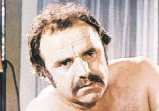 <p><b>PARASIZ KALDI, SEKS FLMLERNDE OYNADI</b></p>    Sinemaya 1946 ylnda balayan Kazm Kartal, kamera karsna en ok 'kt adam' rolyle geen aktrlerden biri. Bine yakn filmde yan rollerde yer alan Kartal, iki tane de senaryo kaleme ald. 1970'li yllarda seks filmleri furyasnda da kamera karsna geen Kartal bunun nedenini de yle anlatmt: "Parasz kaldm dnemlerde bakkaldan veresiye alveri bile yapamayp, alay konusu olmak canma tak demiti, mecburdum".