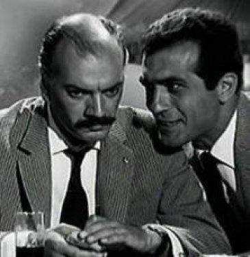 <p><b>Y YREKL KT ADAMLAR</b></p>    Ya acmaszca adam ldrdler, ya da gzlerini krpmadan sevenleri ayrdlar. Kimsenin aklna hayaline gelmeyecek entrikalar evirdiler... Aslnda yrekleri yumuackt ama ekmek paras iin hi benzemedikleri insanlar canlandrdlar. Onlar, Yeilam'n kt adamlaryd. Bu 'iyi yrekli' kt adamlar, rollerini o kadar hakkn vererek oynuyorlard ki, onlar sokakta grenler nefretlerini haykrmaktan geri kalmyorlard. Ama hep barollerin glgesinde kaldlar. Btn hayatlarn verdikleri sinema onlara hak ettikleri deeri bir trl vermedi. Pek ou yaamnn son dnemini zorluklar, yokluklar iinde geirdi. Vefaszl da acy da yaarken grdler. te Yeilam'n ou artk aramzda olmayan ama hayal perdesindeki grntleriyle hep aklmzda ve kalbimizde kalacak unutulmayan kt adamlar.