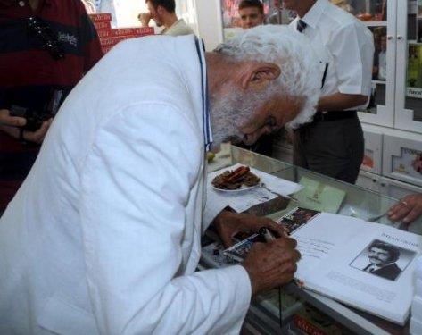 Gedik, evirdii sinema filmlerinin tantm kapaklar, fotoraf kareleri ve Trk sinemasnn nemli aktrlerinin kendisi iin yazd szleri 174 sayfalk "Dnden Bugne hsan Gedik" kitabnda toplad. Sanat bu kitaplar satarak para kazanmaya alyor.