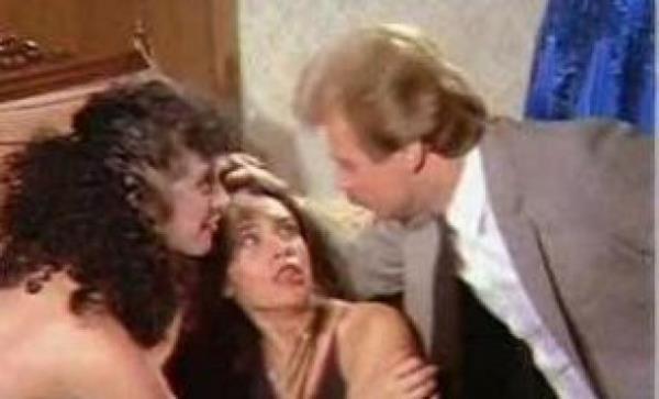 <p><b>KNZE LA ATAR, SZ BAYILTIR VE....</b></p>    Aradan kuaklar geti ama hala bir ok anne yeni yetien kzna tanmad yerlerde gazoz ya da ay imemesini sylyorsa bunun sebebi Nuri Alo'dur. 'Cool' grnl Alo, filmlerinde masum kzlarn ikisine ila katp onlar bayltr, sonra tecavz eder bu da yetmezmi gibi btn bunlar kameraya ekerdi. Geri kalan vakitlerinde de uyuturucu ya da kadn pazarlard.